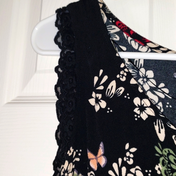 Cute loose sleeveless blouse - Picture 2 of 4